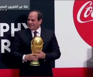 الرئيس السيسي يرفع كأس العالم: "هناخد البطولة ليه لا" (صور)