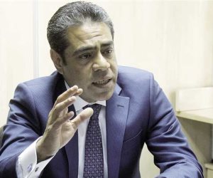 طارق قنديل يقدم درع الأهلي لسفير مصر بالجابون تقديرًا لمجهوداته