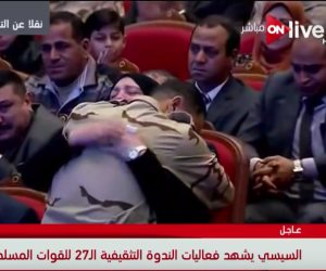 أمهات الشهداء يبكون أثناء عرض فيلم "مشوار البطولة" بالندوة التثقيفية للقوات المسلحة
