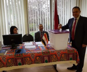 مصر تنتخب الرئيس.. سفير مصر في أستراليا وطاقم السفارة يدلون بأصواتهم في انتخابات الرئاسة