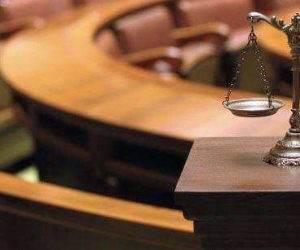 كبسولة قانونية..هل يجوز حضور محام نيابة عن المتهم رغم أمر المحكمة بالحضور؟