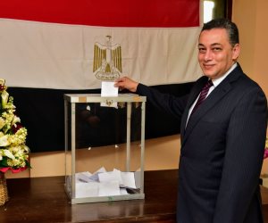 تحت المطر.. سفير مصر بالمغرب يدلي بصوته في الانتخابات الرئاسية