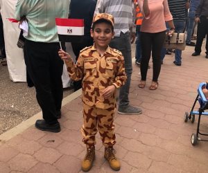 علي محمد صبري.. طفل بالبدلة العسكرية يشارك في انتخابات الرئاسة بالكويت