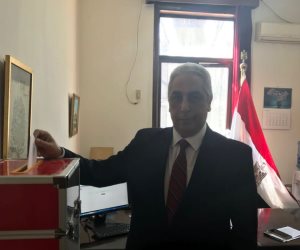 مصر تنتخب الرئيس.. لحظة إدلاء سفير مصر بالصين بصوته في الانتخابات الرئاسية (صور)