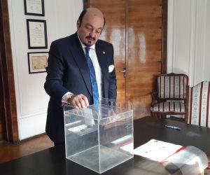 اللورد يشار حسن عباس حلمى أول الناخبين في السفارة المصرية برومانيا