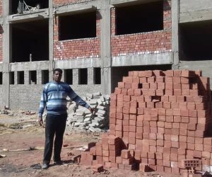 تلاميذ مدرسة بأسوان يعودون للدراسة بعد الانتهاء من مرحلة "الطوب الأحمر"