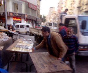 حملات مكثفة لإزالة الإشغالات بمناطق غرب وشرق الإسكندرية (صور)