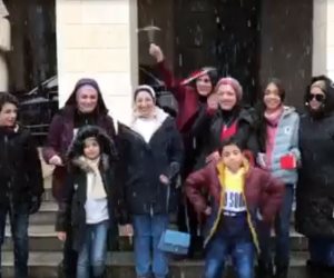 المصريون يقهرون الثلوج فى الصين بأغنية "قالوا أيه" أثناء الإدلاء بأصواتهم (فيديو) 