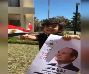 الانتخابات الرئاسية.. طفل يلوح بعلم مصر في سيدني ويهتف: "سيسي.. سيسي" (فيديو)
