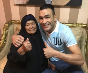 علشان ياخد شوية بركة.. والدة الحضرى تزوره بالقاهرة قبل انضمامه للمنتخب 