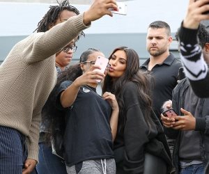 كيم كارداشيان تلتقط سيلفي برفقة معجبيها في لوس أنجلوس (صور)