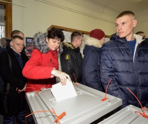 رائد فضاء روسي يدلي بصوته في الانتخابات من خارج الكرة الأرضية 