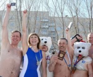 «بالمايوهات».. روس يتوجهون للتصويت في انتخابات الرئاسة الروسية (صور)