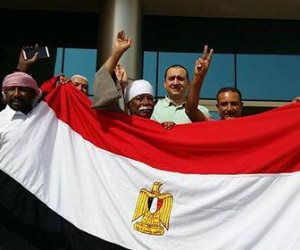 المصريون في قطر يواصلون تحدى «الحمدين» قبل انتهاء التصويت (صور)