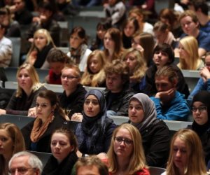 تقرير: الطلاب المسلمون يتعرضون لمضايقات بالجامعات فى بريطانيا