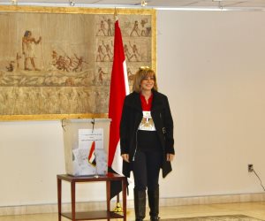 بعد 72 ساعة من اجرائها عملية جراحية.. حرم السفير المصري في واشنطن تدلي بصوتها في الانتخابات الرئاسية (صور) 