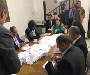 بدء فرز أصوات المصريين المصوتين في انتخابات الرئاسة بالبحرين (صور) 