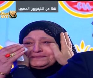 شاهد.. السيسي يمسح دموع والدة شهيد الدقهلية (صور)
