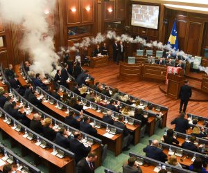 «لا تقولي تركي ولا تايواني».. خناقة بالقنابل في برلمان كوسوفو (صور)