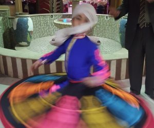 «فراشة التنورة» تبهر الناظرين.. محمد طفل السابعة المبدع في الرقص (فيديو وصور)