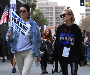 عارضة الأزياء كيندال جينر تشارك في مظاهرة ضد الرئيس الأمريكي (صور)