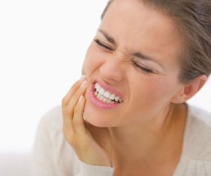دراسة تحذر من خطورة نزيف اللثة أثناء غسل الأسنان