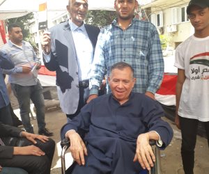 قعيد يدلي بصوته بالانتخابات الرئاسية ويؤكد «علشان دم الشهداء» (صور)