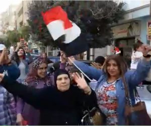 على أنغام حكيم.. فرحة المصريين أمام مدرسة التوفيقية بمصر الجديدة (فيديو)