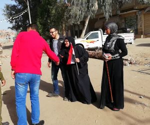 الحاجة سبيلة المتبرعة بثروتها لتحيا مصر تصوت فى الانتخابات بالدقهلية (صور)