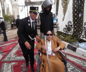 «الشرطة النسائية ملائكة رحمة».. ضابطات تساعدن الكبار والمعاقين للوصول للجان (صور)