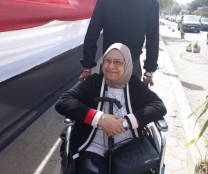 مسنة تدلي بصوتها على كرسي متحرك... وتؤكد: «اللي عنده انتماء هينزل» (فيديو)