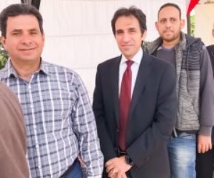 «متحدث الرئاسة» يقف في طوابير الناخبين ليدلي بصوته في الانتخابات