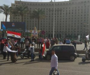 سيارات مكشوفة تجوب ميدان التحرير وتجمعات للمواطنين احتفالا بالانتخابات الرئاسية