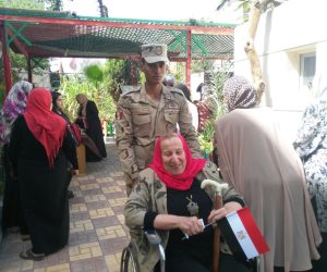 سيدة مسنة ترقص فرحًا بعد الإدلاء بصوتها في الانتخابات الرئاسية (صور)