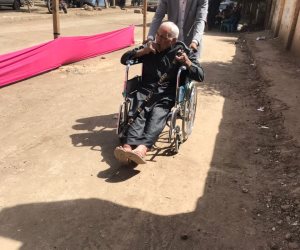 تخصيص «كرسي عجل» لمواطن من ذوي الاحتياجات الخاصة ليدلى بصوته بالانتخابات 