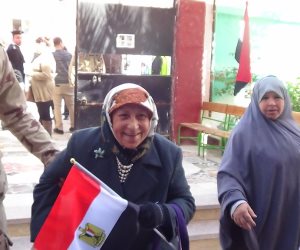 ناخبة عجوز بمطروح تشارك في الانتخابات من أجل مستقبل الشباب