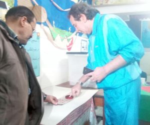 الفنان محمد مختار يدلي بصوته في انتخابات الرئاسة بالزمالك