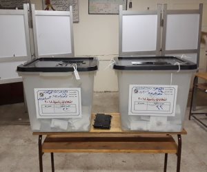 في اليوم الثاني.. شقيقة عصام شرف تدلي بصوتها في الانتخابات الرئاسية (صور)