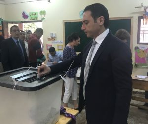 رئيس المصرية للاتصالات يدلي بصوته فى الانتخابات الرئاسية بلجنة طلعت حرب  بالعجوزة