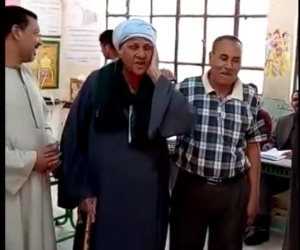 «يا سيسي انا روحي فداك».. شاعر بالصعيد ينشد قصيدة في حب المرشح الرئاسي باللجنة (فيديو) 