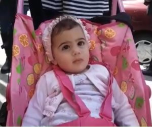 أصغر طفلة في الانتخابات الرئاسية بمصر الجديدة (فيديو)