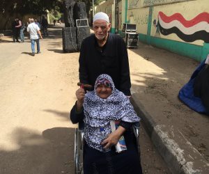 مسنة تدلي بصوتها في الانتخابات على كرسي متحرك بالمعادي (صور)
