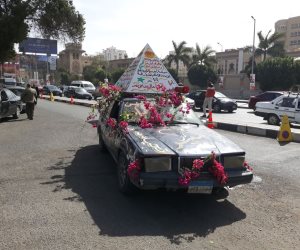 سيارة مزينة بالورود تجوب شوارع مصر الجديدة (فيديو)