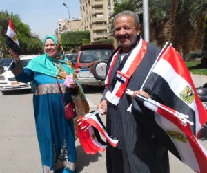 بائع أعلام يتوقع نسبة الإقبال على الانتخابات بـ «حسبة بسيطة» (صور  وفيديو)