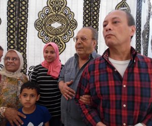 أسامة عباس يدلي بصوته في مصر الجديدة.. وناخبون يلتقطون معه صورا تذكارية (فيديو وصور) 