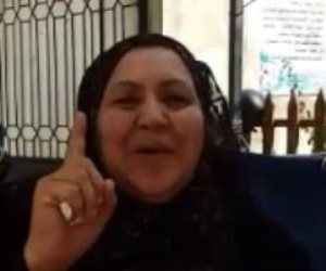 "ربنا يحميك".. ناخبة تلقى شعرا السيسى: لو طلبت أكتبها بدمي هكتبها