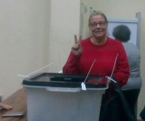 مها أبو عوف تدلى بصوتها فى الانتخابات الرئاسية بالزمالك