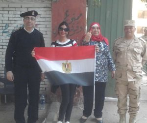 ناخبات مدرسة ابن خلدون بالعجوزة يلتقطون سيلفى مع قوات التأمين 