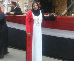 إحدى الناخبات ترتدى علم مصر: «بنحبك يا سيسى والملايين فى الشوارع يؤيدونك»