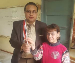 رئيس لجنة ببنى سويف يهدي الناخبين وأطفالهم أعلام مصر (صور)